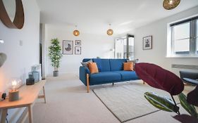 Stylish Apartment With Private Parking