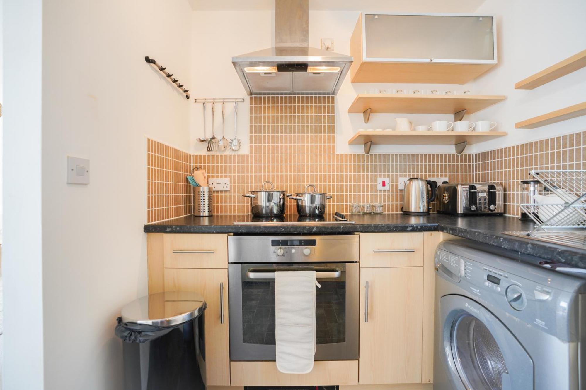 Stylish Apartment With Private Parking Cardiff Exterior photo