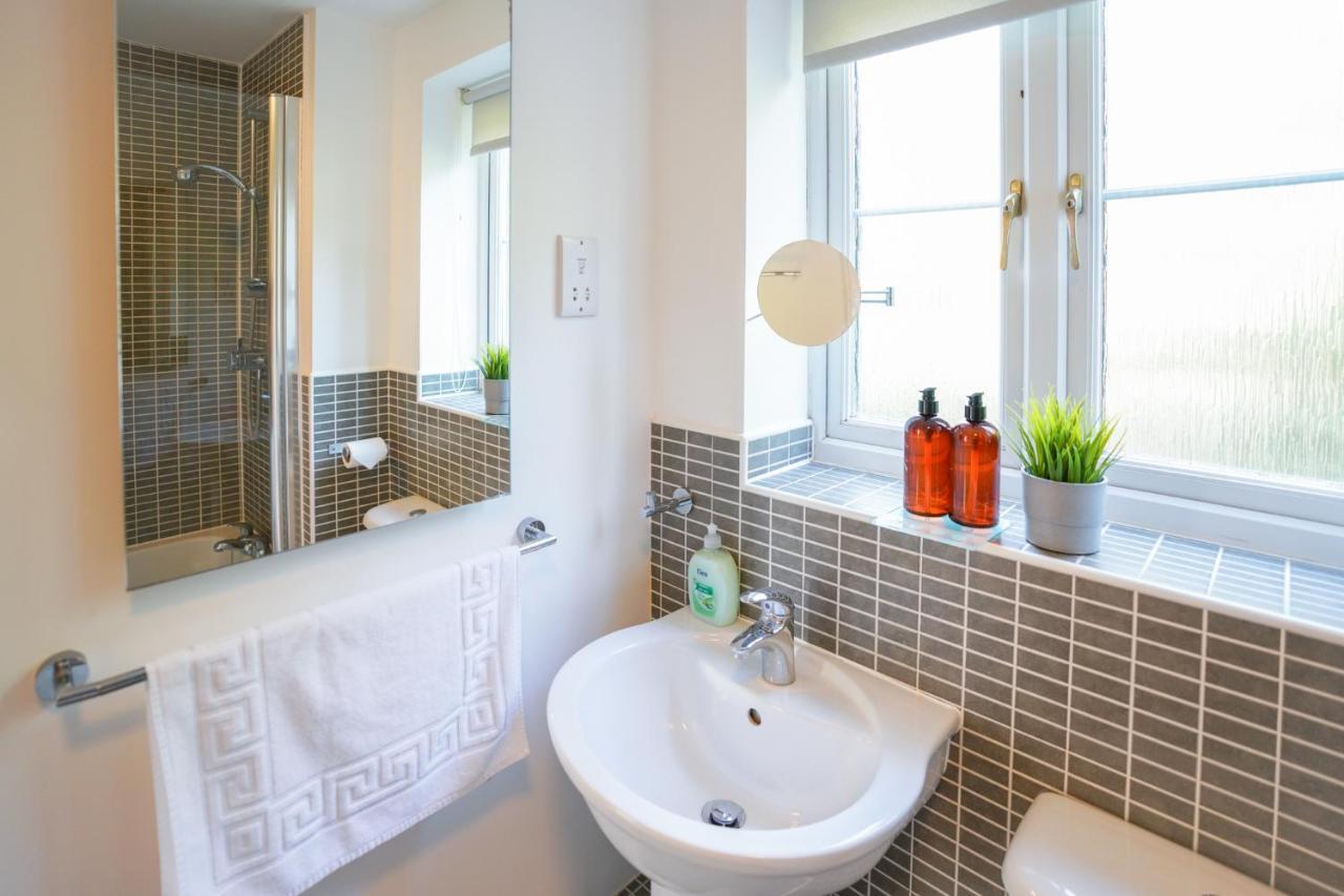 Stylish Apartment With Private Parking Cardiff Exterior photo