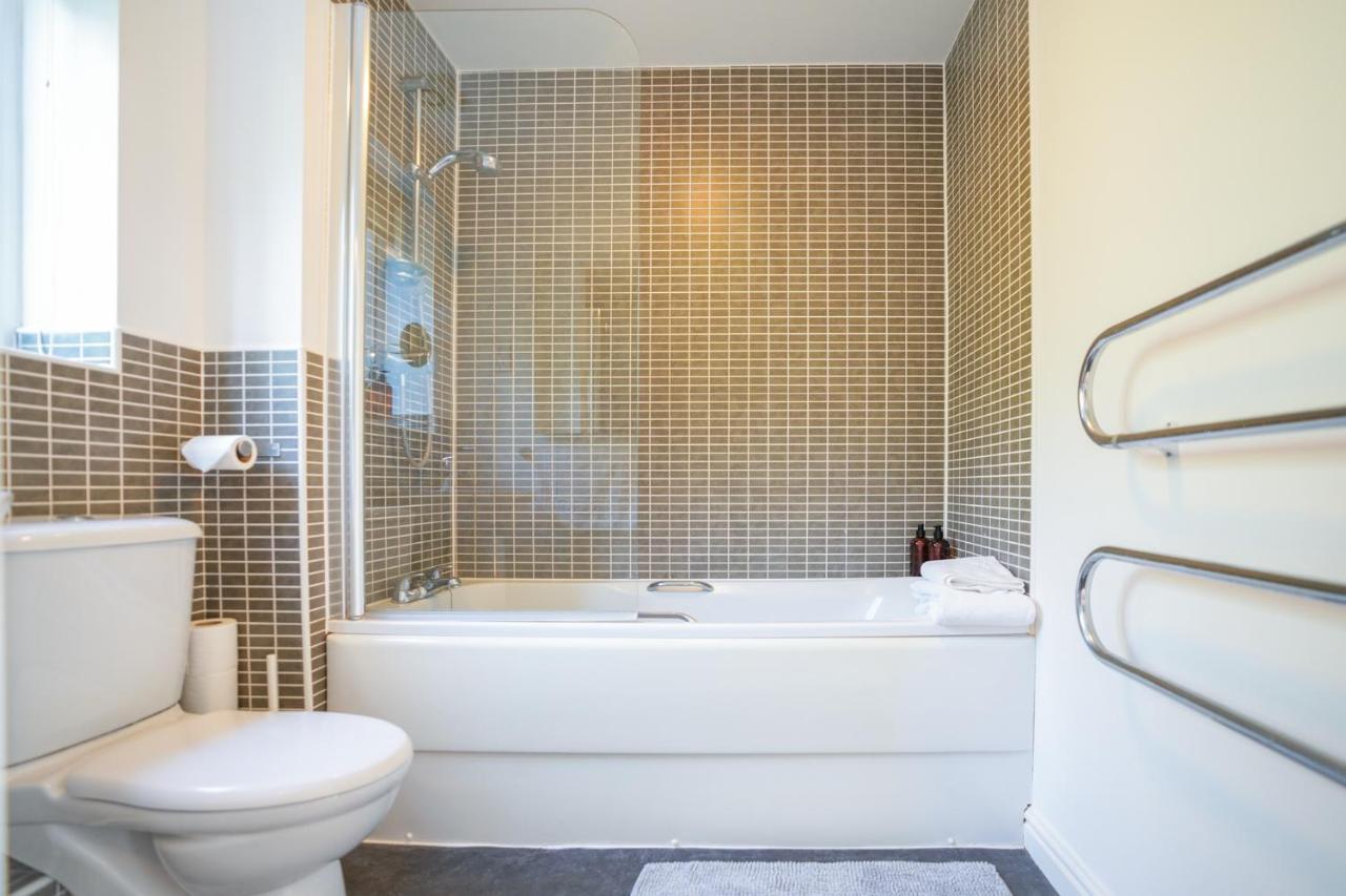 Stylish Apartment With Private Parking Cardiff Exterior photo
